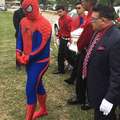 5歲小男孩的葬禮上突然出現一名「蜘蛛人」，當大家知道他的身份時都對他充滿了敬意… 
