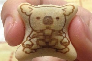 這裡面還是包巧克力嗎..？日本網友竟發現有猥褻動作的小熊餅乾！露出這根是什麼啦！ 