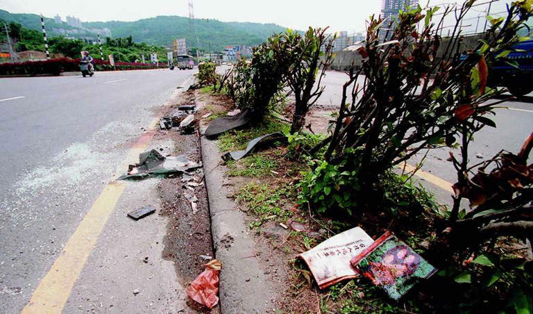 張雨生的車禍現場一片狼籍，地上佈滿碎玻璃及一片由他最新製作的唱片CD。（中時資料照）