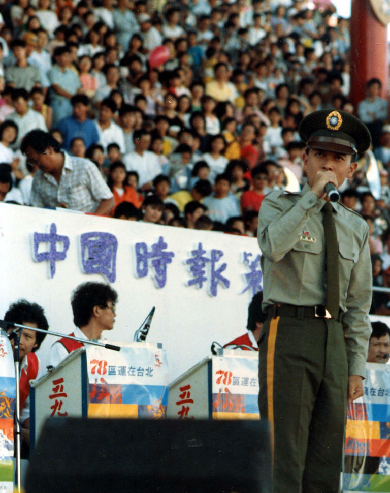 1989年，台灣區運會由本報策劃的「熱情台北」演唱會，當時服役的張雨生乘直昇機由天而降，以嘹喨歌聲拉開序幕。（中時資料照）