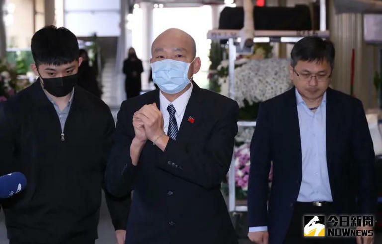 ▲韓國瑜(中)一家參加瓊瑤家祭,太太李佳芬、女兒韓冰跟在後方。(圖/NOWnews攝影中心) ▲韓國瑜(中)一家參加瓊瑤家祭,太太李佳芬、女兒韓冰跟在後方。(圖/NOWnews攝影中心)