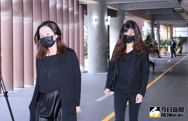 ▲李佳芬(前)、韓冰母女直奔瓊瑤家祭。(圖/NOWnews攝影中心) ▲李佳芬(前)、韓冰母女直奔瓊瑤家祭。(圖/NOWnews攝影中心)