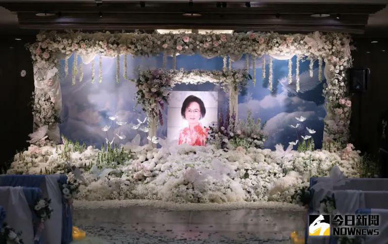 ▲瓊瑤靈堂佈滿白色鮮花和蝴蝶裝飾。(圖/NOWnews攝影中心) ▲瓊瑤靈堂佈滿白色鮮花和蝴蝶裝飾。(圖/NOWnews攝影中心)