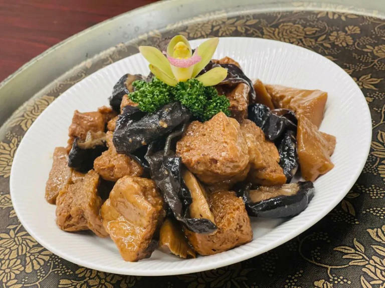 一姐成名菜「滷烤麩」源自上海名菜，製作時先將烤麩泡軟，再放入滾水汆燙，去除豆腥及油耗味，經過油炸後再進行滷製。（圖：邱素惠提供）