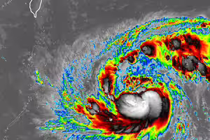 鳳凰環流超大!雨下到紫爆 1地區小心「在危險半圈內」 鳳凰環流超大!雨下到紫爆 1地區小心「在危險半圈內」