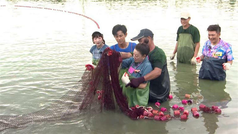 職人跟楊繡惠（中）互動充滿粉紅泡泡。（圖／民視提供）