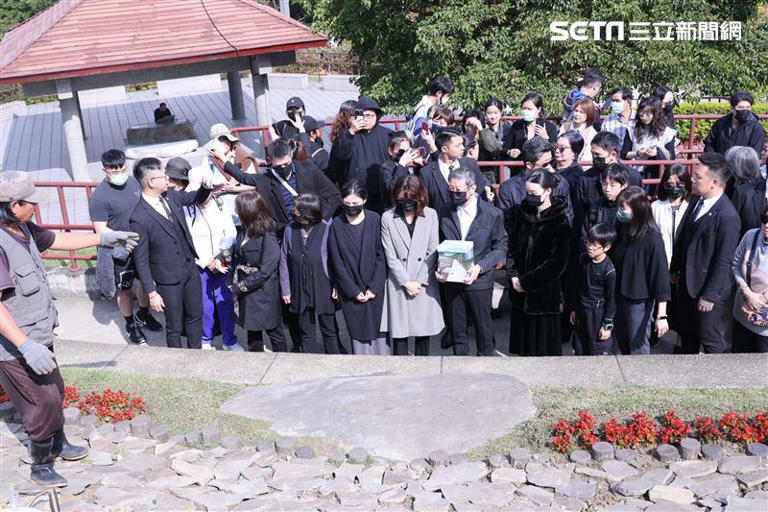 瓊瑤花葬。（圖／記者鄭孟晃攝影）