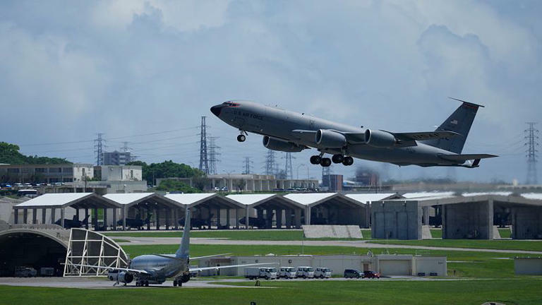 美國空軍的KC-135加油機從日本沖繩的嘉手納基地起飛。（美聯社）