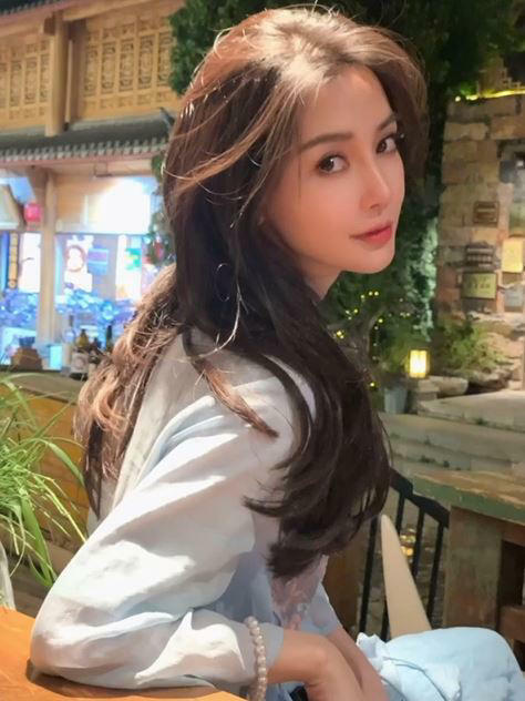 Angelababy2023年因在法國看了有「世界第一裸秀」之稱的瘋馬秀而引發負面聲浪。（圖／翻攝自Angelababy微博）