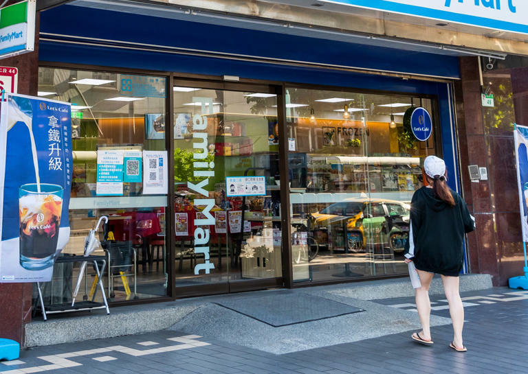 台灣超商店外都有傘架，沒想到變成韓國遊客的杯架。（示意圖：shutterstock／達志）