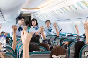 大咖男星變超帥空少!幫簽名意外收到大禮 驚呼飛行超怕遇到亂流 大咖男星變超帥空少!幫簽名意外收到大禮 驚呼飛行超怕遇到亂流