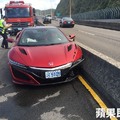 【撞車動畫】本田超跑NSX全球首撞在石門　駕駛：都是蜜蜂惹的禍