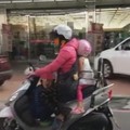 媽騎車讓女童穿吊嘎啊　社工：並未虐童
