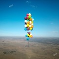 牛人用氣球綁椅子把自己發射到數千米高空