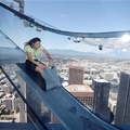 美國洛杉磯70樓高「全透明玻璃滑梯」，滑下去的瞬間感覺心臟都要衝出來了！（影片） 
