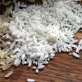 你有可能在吃假米！中國不肖商人為了賺錢賣「大量塑膠假米」3碗等於1個塑膠袋。用這4種方法辨別！