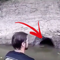 恐怖！他們發現河邊洞里冒泡，大著膽子伸手進去，沒想到，竟拽出個「龐然大物」！ 