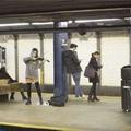 紐約地鐵里女孩正演奏小提琴，無數路人經過，卻不知道自己正錯過一場要價上億的表演…