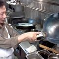 新買的鍋子直接拿來用就錯了，讓師傅教你如何把「便宜鍋變高級鍋」，簡單幾個步驟就搞定！ 