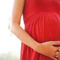 照常做產檢的孕婦嚇壞醫生，原來是生命力強烈的胎兒一腳踹破媽媽的子宮，雙腳從缺口滑露 