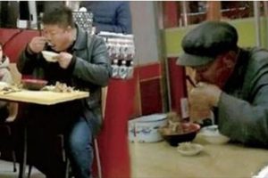 網友吃飯時，看見乞丐阿伯進來吃別人剩飯…接下來，超感人的一幕發生了！