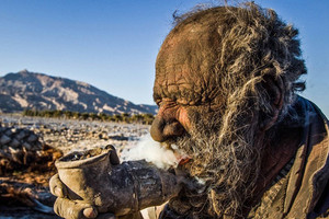 這82歲老人62年來從沒有洗澡過，煙管裡吸的是動物糞便，沒想到他每天吃喝的竟都是…，太誇張了！！