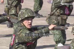 最後的義務役！新兵刺槍、丟手榴彈　期末驗收大考驗