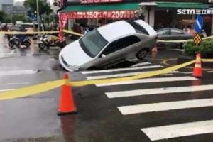 大雨道路遭掏空駕駛閃避不及栽了！