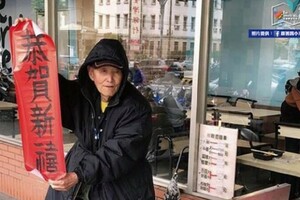 頂著寒風叫賣！竹北97歲榮民爺爺「凍僵手寫春聯」字跡超端正　網噴淚揪團買