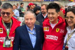 林志穎看F1賽車偶遇楊紫瓊夫婦，3人開心合影像是三代同堂