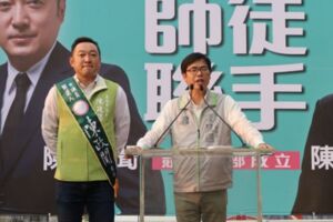 被韓小編嗆是噁心的大人，敗選反而官運三連跳