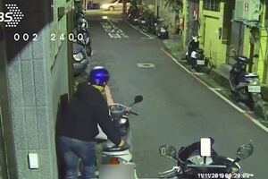 影/自私！騎士搶機車格竟將鄰車「移到紅線」