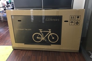 他購買了一輛自行車卻送來「外包裝是液晶電視的商品」，但拆開之後就覺得廠商根本是高智商天才啊！