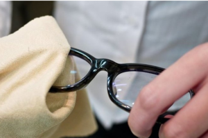 白擦那麼多年了！99%的人都做錯！眼鏡布竟然不是擦鏡片的？！它真正功能其實是..