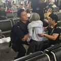 80歲老婆婆「忘記帶身分證」無法上火車，她落寞地坐在車站…接著警察的「這個舉動」讓她痛哭失聲！ 