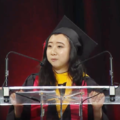 「全中國欠妳爸一個避孕套！」她在美國的畢業典禮演講，意外引爆14萬中國網友崩潰 