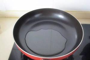 教你把普通鐵鍋變成不粘鍋，以後煎肉片，煎魚都不用怕粘鍋了！非常簡單！