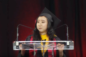 「全中國欠妳爸一個避孕套！」她在美國的畢業典禮演講，意外引爆14萬中國網友崩潰 