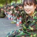 女友是職業軍人！他請女友幫開可樂...下一秒「職業病爆發」反射動作讓大家笑翻！