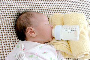  不管餵奶或睡覺，一個不留神很容易會導致寶寶窒息！！（這嗆奶急救措施，請媽咪務必趕快學起來）
