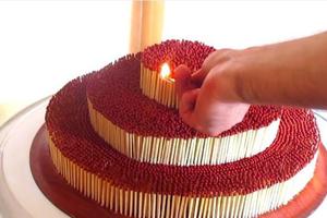 [奇趣見聞] 男子用7000根火柴做出「三層蛋糕」造型…火一點下去的壯觀畫面讓人超紓壓！(影)