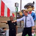 美國主持人柯南到訪日本柯南小鎮，兩位柯南同框