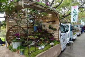 日本還有專門把“園林”建在卡車後的文化！可以隨時坐在車後泡茶