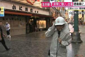 《日本颱風報導》記者很會演？路人沒事記者快要被吹翻