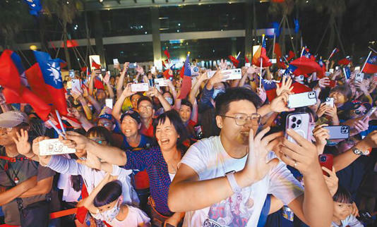 國慶晚會5日晚間結束後，台北市長蔣萬安、立法院長韓國瑜、立法院副院長江啟臣及南投縣長許淑華前往戶外現場，受到民眾熱烈歡迎。（范揚光攝）