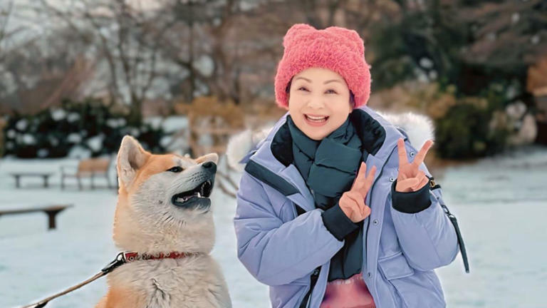 楊貴媚和當地的秋田犬合影。（圖／桂田文化藝術基金會、桂田文創提供）