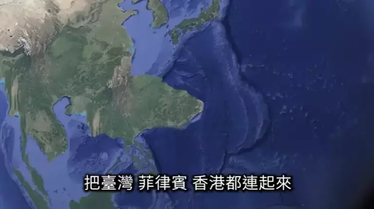 ▲竜樹諒在《我所看見的未來》中預言2025年7月將發生「大災難」，日本1/3土地都消失，地面隆起突出來一塊新的大陸，把台灣、菲律賓、香港都連起來。（圖／老高與小茉 Mr & Mrs Gao YouTube）