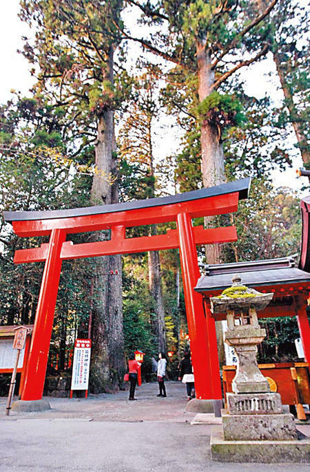 吳怡霈表經過鳥居的時候，要走左右兩邊，在於「中間是神明在走的」。（圖／中時資料照）