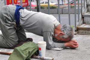 乞丐暈倒沒人伸出援手！好心男請吃一碗涼麵　隔天下班驚喜來了