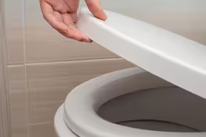 兒上廁所忘沖水 媽「看一眼馬桶」嚇壞!一家3口全罹罕見遺傳病 兒上廁所忘沖水 媽「看一眼馬桶」嚇壞!一家3口全罹罕見遺傳病